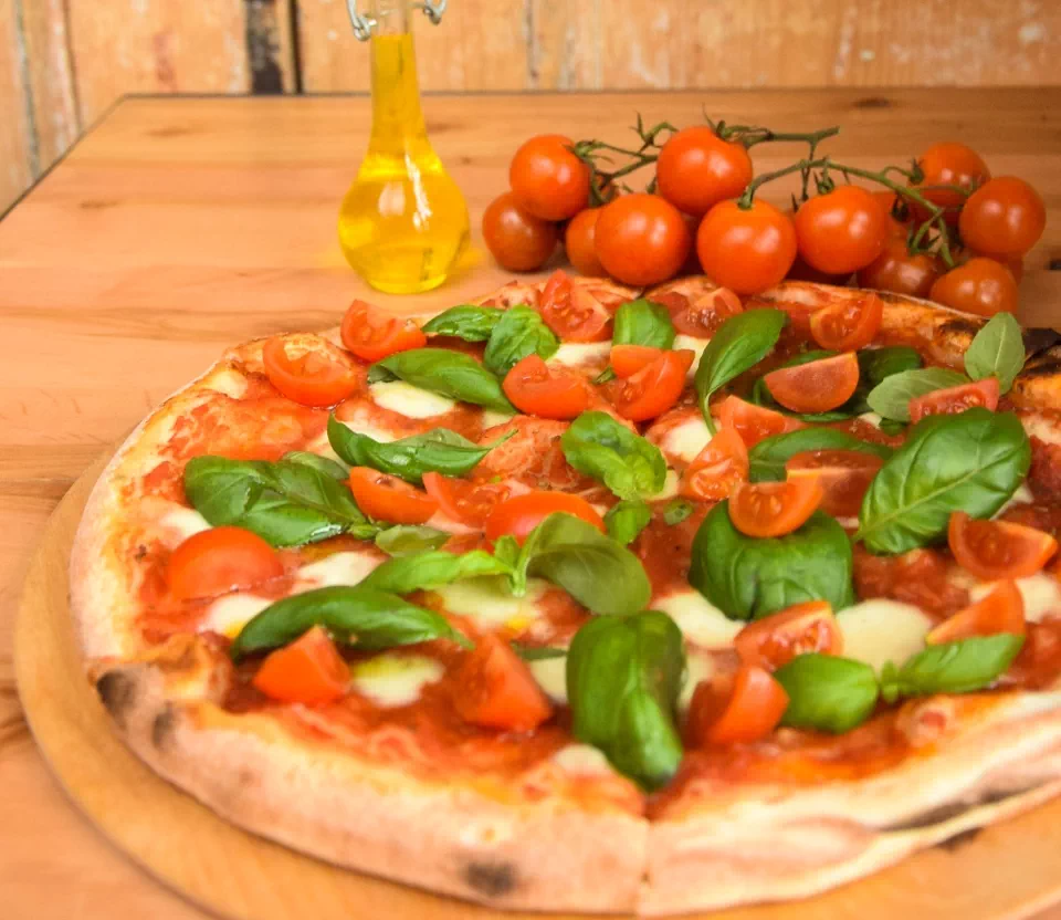 pizza udekorowana pomidorami 